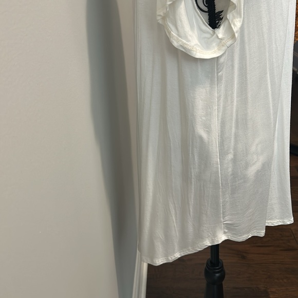 NWOT. Woman’s cap sleeve t-shirt in cream with predator print neckline. - Picture 5 of 8